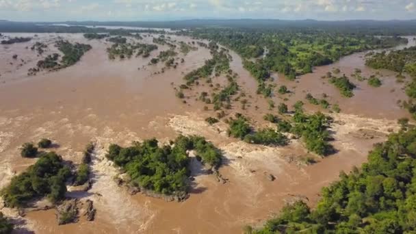 モンスーン雨がこのような大量の水を生み出し 東南アジアの広大な土地を覆うメコン川の空中観測 — ストック動画