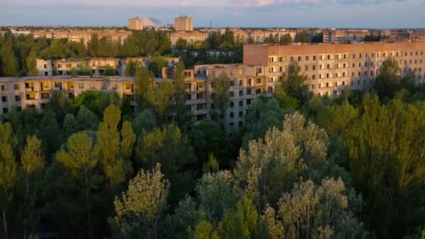 Вид Растительность Начал Прорастать Разрушенном Городе Припять Радиоактивной Чернобыльской Зоне — стоковое видео