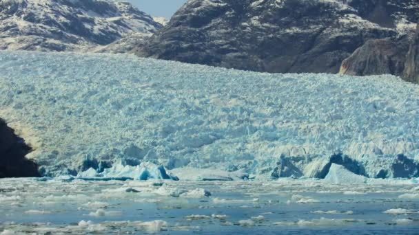 빙하의 풍경은 꼭대기에서 태평양 해안선 칠레에 바다로 — 비디오