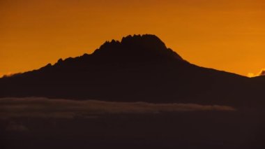 Kilimanjaro 'nun günbatımlı hava manzarası, Afrika' nın en yüksek dağı..