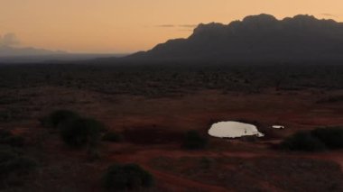 Kenya, Tsavo Ulusal Parkı 'nın gün batımının manzarası. 