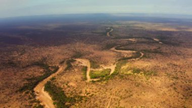 Kenya 'daki Tsavo Ulusal Parkı' nda Tiva Nehri manzarası kurudu..