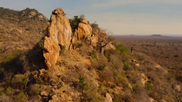 Luftaufnahme Der Millionen Jahre Alten Felsigen Monolithen Tsavo Nationalpark Kenia — Stockvideo