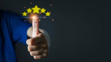 Müşteri memnuniyeti konsepti, Olumlu duygu ile el Geri bildirim memnuniyet hizmeti memnuniyet, Müşteri değerlendirme ürünü ve hizmet kalitesi için beş yıldızlı simge