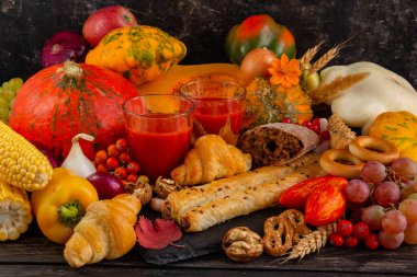Sonbahar kompozisyonu, Şükran Günü ya da Cadılar Bayramı konsepti, meyveli, kabaklı, sebzeli, bol hasatlı, sonbahar hediyeli hayat. Düz yerde, üst tarafta. Yüksek kalite fotoğraf