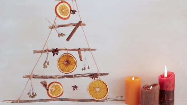 Original Árbol Navidad Hecho Mano Con Naranjas Secas Canela Sobre — Vídeos de Stock