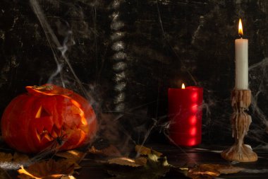 Duman içindeki Cadılar Bayramı süslemeleri, balkabağı ve mumlar, örümcekler, balkabağından gelen balkabağı feneri, esrarengiz bir şekilde. Yüksek kalite fotoğraf