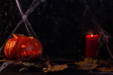 Cadılar Bayramı süslemeleri, balkabağı ve mumlar, örümcekler, balkabağından balkabağı feneri. Yüksek kalite fotoğraf