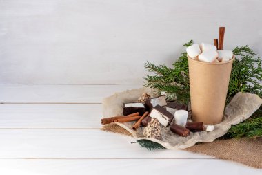 Noel kompozisyonu, beyaz arka planda marşmelovlu kakao, Noel ağacı dalları, şekerler, fotokopi alanı. Yüksek kalite fotoğraf