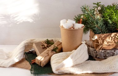 Noel kompozisyonu, beyaz arka planda şekerleme olan kakao, Noel ağacı dalları, hediyeler, fotokopi alanı. Yüksek kalite fotoğraf