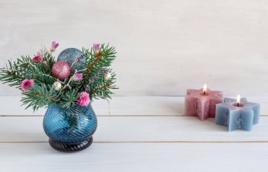 Noel süsü, yıldız mumları ve beyaz masada noel çiçeği, kompozisyon renkleri - beyaz, mavi, pembe, kopyalama alanı. Yüksek kalite fotoğraf