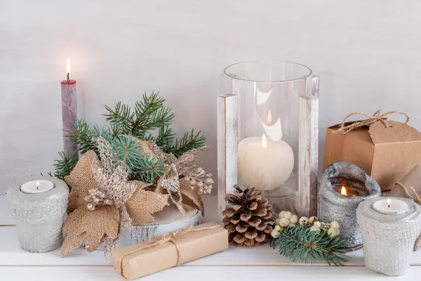 新年のおもちゃ ろうそく クリスマスツリー 白い背景 居心地の良い雰囲気の贈り物とのクリスマス構成 高品質の写真 — ストック写真