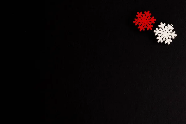 2022 Stilvolle Weihnachtskomposition Auf Schwarzem Hintergrund Holzfiguren Aus Schneeflocken Kopierraum — Stockfoto