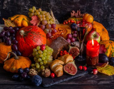 Sonbahar kompozisyonu, Şükran Günü ya da Cadılar Bayramı konsepti, meyveli, kabaklı, sebzeli, bol hasatlı, sonbahar hediyeli hayat. Düz yerde, üst tarafta. Yüksek kalite fotoğraf