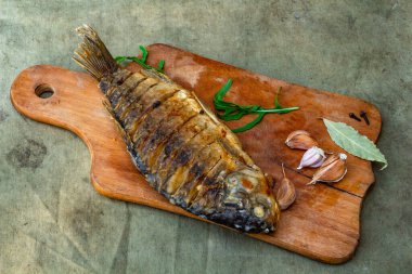 Barbeküde iştah açıcı balık, yakın planda piknik yemeği. Yüksek kalite fotoğraf