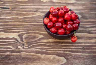Mavi ahşap arka planda olgun kirazlar, tarif yeri, kopyalama alanı. Yüksek kalite fotoğraf