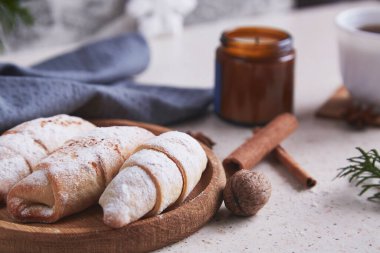 Klasik Noel estetiği. Tarçın çubukları ve cevizli el yapımı simit. Konforlu ev.