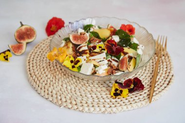 Sonbahar yemeği tarifi - mangolu vejetaryen salata, feta, yenilebilir çiçekler, incir, şeftali, fesleğen. Sağlıklı yemek..