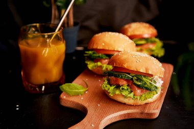 Geleneksel el yapımı balık köftesi ve kahve öğle yemeği. Füme somon, sebze, marul ve sebzeli balık burger..