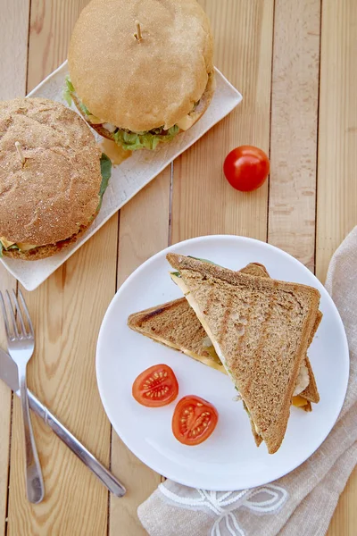 自助餐 自制汉堡包和夹有植物片和蔬菜的三明治 — 图库照片