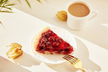 Estetik bir ev, kahvaltı, kirazlı vişneli turta ve sert gölgeler altında kiraz. Hygge atmosferi.