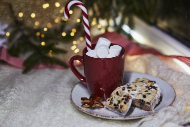 Marshmallow ve Noel aromalı sıcak içecek bardağı. Geleneksel bayram ekmeği, şeker konisi çubuğu. Noel tatili geçmişi. Noel yemeği. Mutlu gelenekler. Boşluğu kopyala.