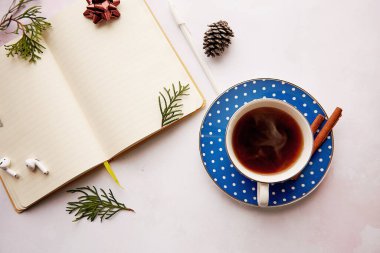 Mevsimlik yeni yıl modeli not defteri, estetik kahve fincanı ve donut. Kablosuz kulaklıklar. Yeni yıl çözümü, planlama, yeni başlangıç ve hedef listesi kavramı.