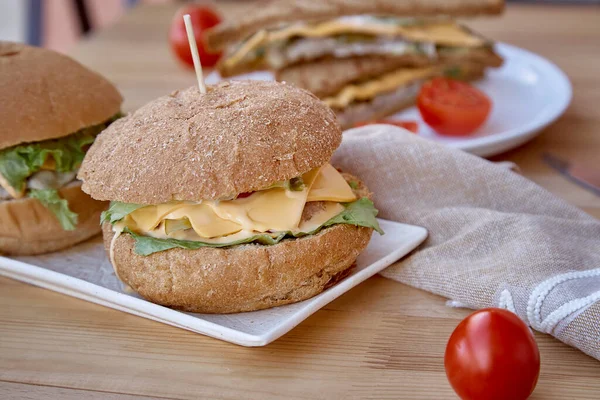 ビーガン健康的な代替食品 植物性のカツレツや野菜と自家製バーガーやサンドイッチ 適切な栄養 — ストック写真