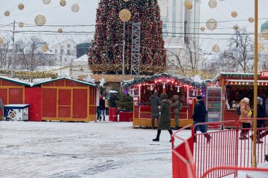 Kyiv, Ukrayna - Ocak 2022 Noel ağacı, kilise, atlıkarınca ve ışıklarla dolu açık hava Noel festivali. Savaştan önce bayram.