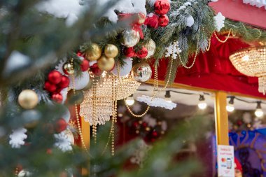 Noel topları, avize, köknar ağacı olan açık hava süslemeleri..