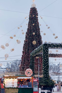 Kyiv, Ukrayna - Ocak 2022 - Noel festivali ağacı, kubbe, karlı bir akşamda ışıklar. Savaştan önce yeni yıl tatili.