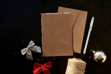 Noel işçiliği, minimalist kağıt maketi, şenlikli dekorasyonların arasında zarf. Yeni yıl dileği.