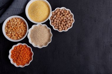 Assortment of gluten-free cereals. Amaranth, lentils, peas, chickpeas, corn porridge. Fodmap Diet, Long Carbs with copy space.