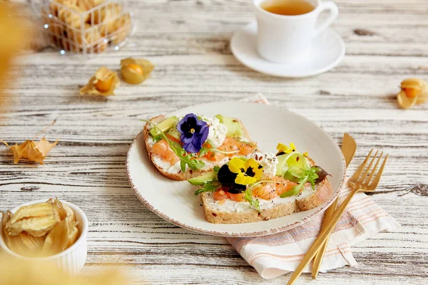Aesthetic Pescetarian Breakfast Toasts Lightly Salted Salmon Edible Flowers Avocado — Fotografia de Stock