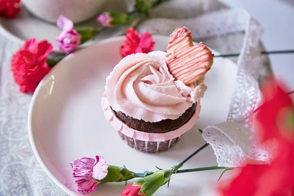 花朵装饰中的花冠蛋糕 法国甜点的逃避现实概念 春季食品背景 — 图库照片