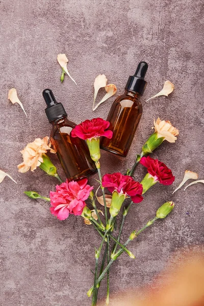 Dropper Glass Bottles Mock Flowers Liquid Pipettes Oil Serum Elixir — Stok Foto
