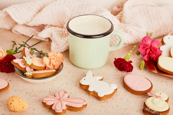 Ästhetisch Gemütliche Ostertafel Mit Milchbecher Zwischen Glasierten Plätzchen Und Blumen — Stockfoto