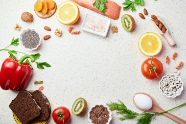Deniz ürünleri, sebzeler, meyveler, fındıklar, yeşiller, fasulyeler. Ortasında fotokopi alanı olan fodmap diyet konsepti. Düz yatıyordu.