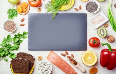  Fodmap Akdeniz diyeti, fotokopi alanı, merkezde model. Sağlıklı düşük fodmap malzemeleri - sebze, meyve, fındık, fasulye, yumurta, keten tohumu, chia tohumu. Düz yatıyordu.