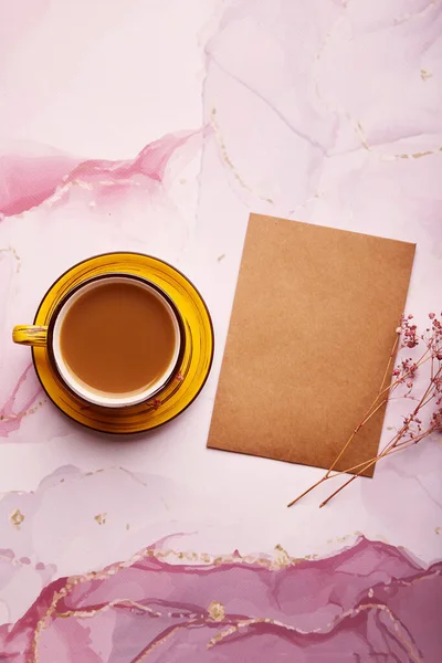 Papier Attrappe Bastelkarte Auf Rosa Hintergrund Kaffeebecher Und Zigeunerdekorationen Lagen — Stockfoto