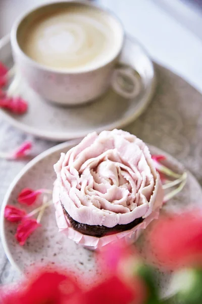 漂亮的粉色纸杯蛋糕加一杯咖啡花的装饰 假日食品节日背景 — 图库照片