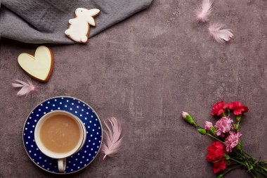 Paskalya minimalist geçmişi. Jöleli kurabiye, kahve fincanı, tüyler, paskalya çiçekleri. Yat. Bahar stili arkaplan.