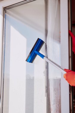 Lastik eldivenli adam camları yıkıyor. Koronavirüs yüzünden karantina sırasında dezenfeksiyon. Ev işleri işte. Bahar temizliği kavramı