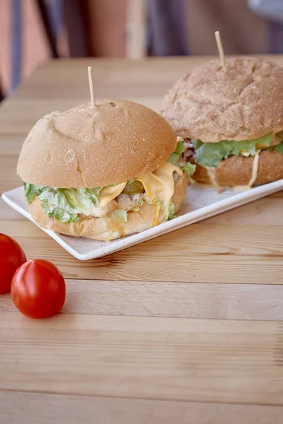 ビーガン健康的なディナー ベジタリアン野菜カツと自家製ハンバーガー キュウリと緑の漬物 — ストック写真