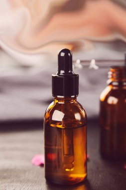 Düşüren cam şişenin maketini kapat. Estetik serum iksiri, yaşlanma karşıtı, hiyalüronik asit, bakuchiol. Güzellik, güzellik konsepti..