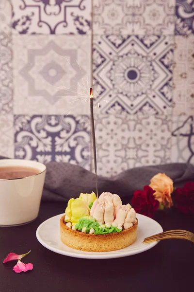 开着花和咖啡的法国生日宴会 瓷砖背景 粉红色的花蛋糕 内疚的喜悦 希格家的美学 — 图库照片