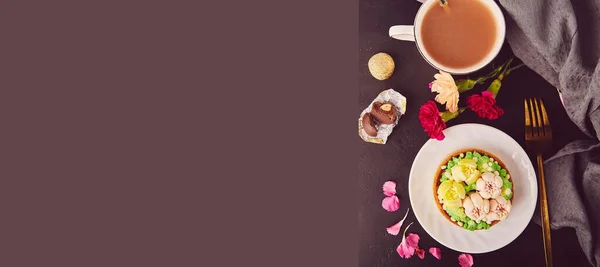 コピースペースのある花の間で審美的な花のフランス語タルト トレンドの夢のエスケープを使用してデザート ピンクの花のケーキとコーヒーカップ 余分なワイドバナー — ストック写真