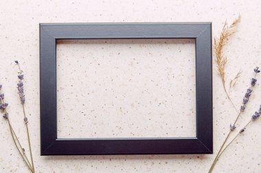 Estetik, içi boş siyah duvar çerçeve modeli, lavanta ve baston düz serili minimalist güzel sanat şablonu.