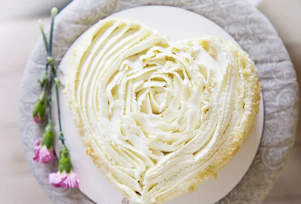ハート型のウェディングホワイトケーキ クリーミービーガンケーキトップビュー — ストック写真