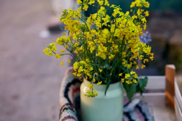 Vintage Kézzel Készített Szőnyeg Tavaszi Virágok Készítése Öntözőkannában Naplementekor Vidéki — Stock Fotó